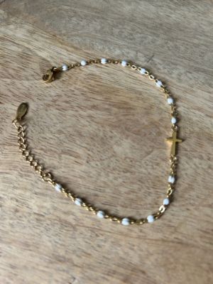 Bracelet Croix Dorée & Perles Blanches – Acier Inoxydable