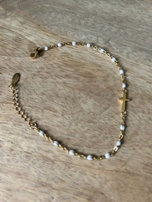 Image de Bracelet Croix Dorée & Perles Blanches – Acier Inoxydable