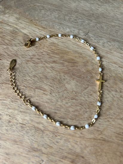 Image de Bracelet Croix Dorée & Perles Blanches – Acier Inoxydable