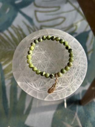 Image de Bracelet Jade Néphrite & Plume Dorée – Équilibre & Légèreté