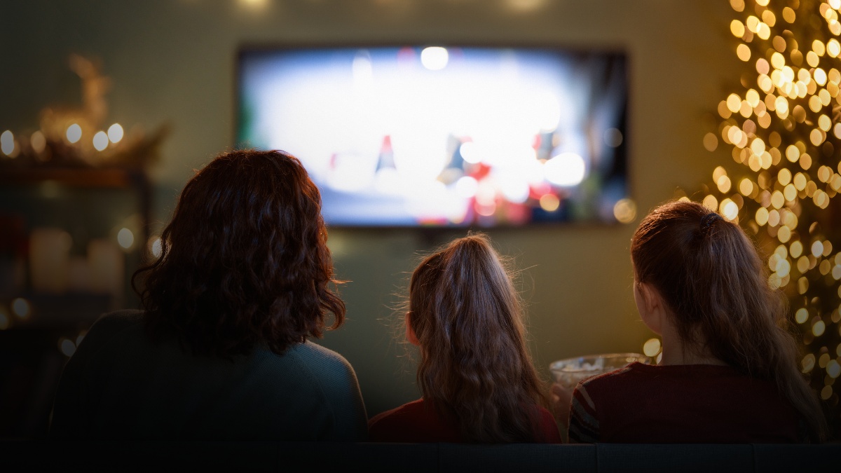 Grand téléviseur dans un salon lumineux à La Réunion (exemple de mise en place)